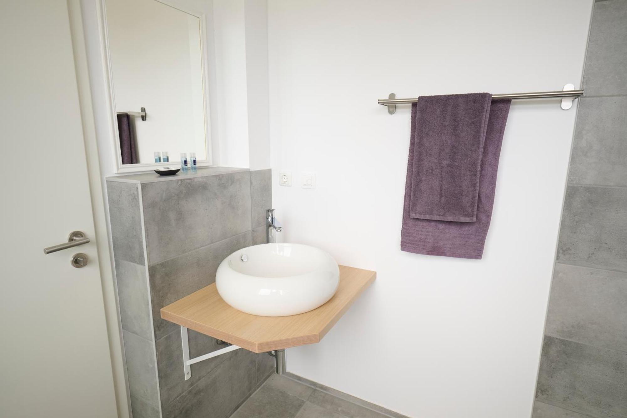 Shipyard Guesthouse Gaestehaus Fuer Geschaeftsreisende Und Monteure An Der Elsflether Werft Und Trainingcenter Heinemann Solutions Gmbh Екстериор снимка